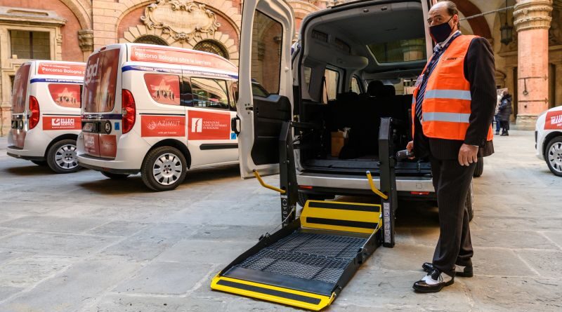 PMG Italia ha consegnato al Comune quattro nuovi veicoli attrezzati all'accompagnamento di persone disabili